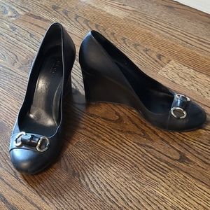 Gucci  37.5 black leather wedged pumps